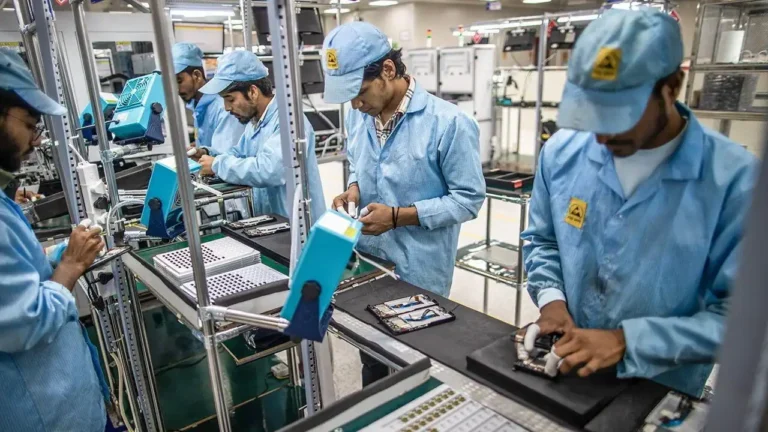 Chinese Electronics Firms Slash Prices for Indian Importers Amid U.S. Tariff Surge