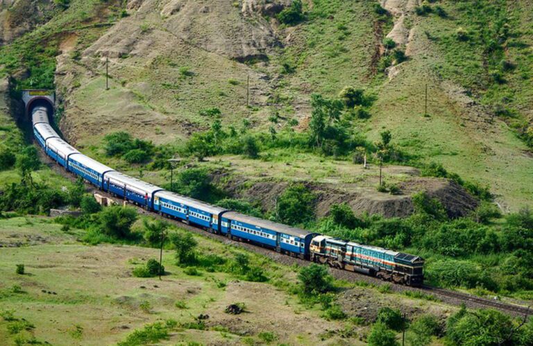 India’s Scenic 58-Tunnel Train Journey Through the Eastern Ghats Captivates Travelers