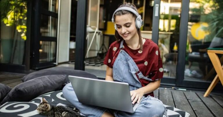 How to Build a Side Hustle with Digital Products